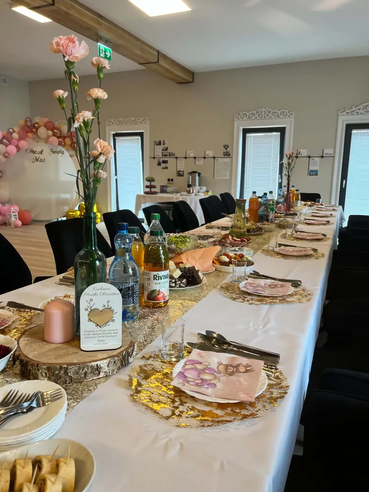 Udekorowany stół na uroczystość rodzinną, catering Bar u Szymka Siemiatycze